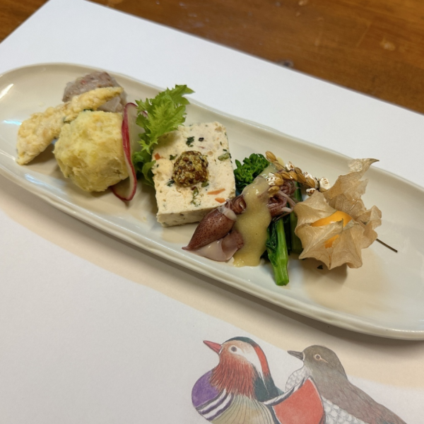 【大人の贅沢な至福時間】季節彩る豪華なお通しから始まり、串カツと手打ちそばへ続く至福の流れを。