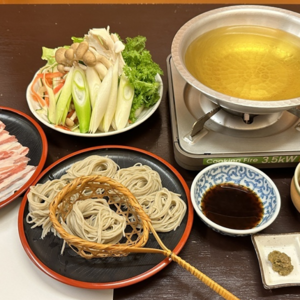【店主一押し鍋セット】手打ちそばをざるで掬い、自ら湯に通す…大人が愉しむ静かな贅沢。