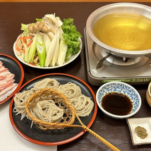 【店主一押し鍋セット】手打ちそばをざるで掬い、自ら湯に通す…大人が愉しむ静かな贅沢。