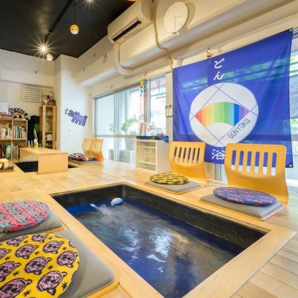 店舗の奥は小上がり席になっていて、足湯とハンモック席があります。ろ過機能付きの足湯を設置しておりますので、安心してごゆっくりとおくつろぎください。