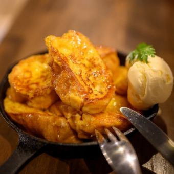 フレンチトースト　バニラアイス添え