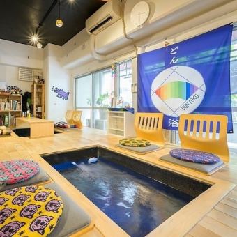【足湯席×2席】790円(税込869円)/1時間、土日祝は1000円(税込1100円) 1時間制、平日は込み合っていない場合はごゆっくりお入り頂けます。※足湯席をご希望の場合は、「掘りごたつ」の席を選択してください。※混雑時は平日120分、土日祝90分ごとに、続けて滞在される場合は1オーダーお願いします。