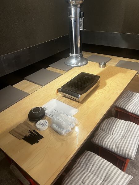 人数に応じテーブル卓をご用意できますので、ご家族や友人同士や職場の飲み会などさまざまなシーンでご利用いただけます。快適な雰囲気でお食事をお楽しみください。