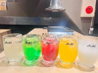 5名が座れるテーブルを1卓ご用意しています。ご家族やお友達などのご利用に最適なテーブル席は、ゆったりと落ち着いた空間でお料理やお酒を楽しむことができます。仲間同士でのお食事やお酒はもちろん、笑顔と楽しい会話が飛び交う、贅沢な時間をお楽しみください。