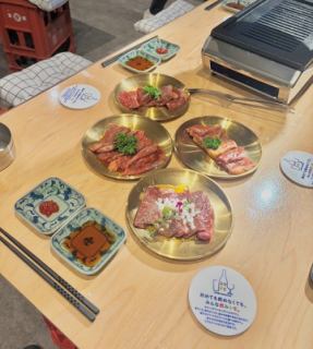 8名が座れる広々としたテーブルが1卓ございます。このテーブル席は大人数でのお集まりやパーティーに最適で、仲間とお料理やお酒をゆったりと楽しむことができます。お友達や家族との団欒、誕生日や記念日のお祝い、ママ友との食事会など、さまざまなシーンでご利用できます。