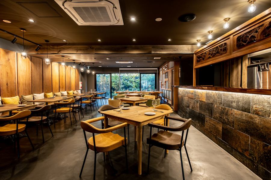 A modern interior that uses Kyo-Yuzen dyed boards and columns for the interior.There is also a garden that can be seen from inside the store, creating a calm atmosphere.
