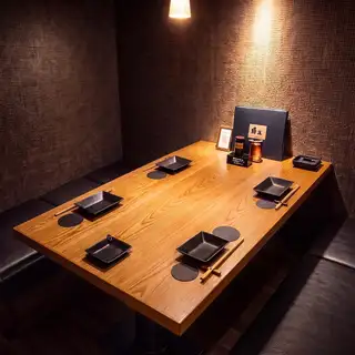 ◆６名様から１２名様でのご宴会に最適なゆったり寛げる上質な完全個室空間。周囲の視線や音を一切気にすることなく仲間内で賑やかに会話とお食事をお楽しみいただけます。ご家族でのお集まりや部署での飲み会、女子会など多様なシーンに大活躍。当店自慢の極上海鮮と絶品料理と共に特別なひとときを存分にご堪能ください。