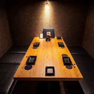 ◆６名様から１２名様でのご宴会に最適なゆったり寛げる上質な完全個室空間。周囲の視線や音を一切気にすることなく仲間内で賑やかに会話とお食事をお楽しみいただけます。ご家族でのお集まりや部署での飲み会、女子会など多様なシーンに大活躍。当店自慢の極上海鮮と絶品料理と共に特別なひとときを存分にご堪能ください。