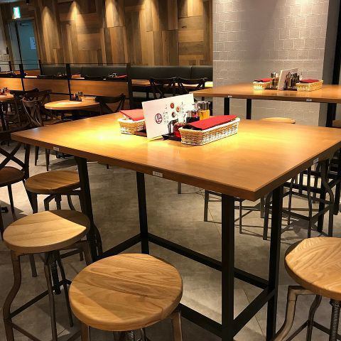 Table seats and counter seats.The easy-to-use bar format is perfect for a quick drink♪ It's a space with a nice atmosphere for drinking alone.