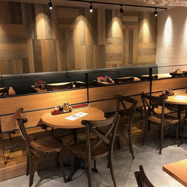 It's a 1-minute walk from Nishitetsu Tenjin Station, and it's conveniently located inside Solaria Stage, so how about having a drink and some noodles on your way home from work or before the last train?We also have counter seats for you to enjoy casually!We mainly serve Chinese snacks and bar food. You can choose a new drink to go with your meal and enjoy it! Couples or friends can use it♪