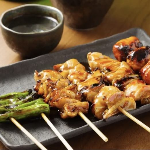 We offer ``Nishikisodori'' yakitori from the local Katori city♪ 17 types of skewers are cost-effective at 165 yen each.