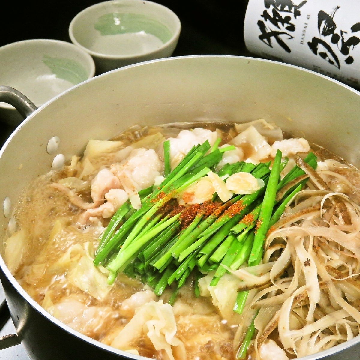 經典之選！ 3500日圓即可享用飽滿多汁的牛雜火鍋套餐，飲品暢飲♪