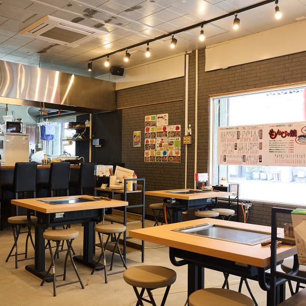 綺麗で落ち着いた雰囲気が感じられる店内となっております。テーブル席では鉄板焼きが目の前で出来上がる楽しみも◎ぜひご来店ください。