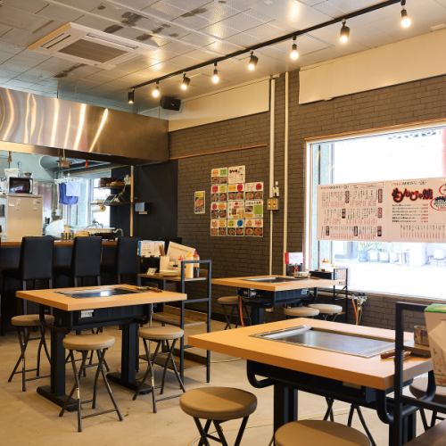 <p>綺麗で落ち着いた雰囲気が感じられる店内となっております。テーブル席では鉄板焼きが目の前で出来上がる楽しみも◎ぜひご来店ください。</p>