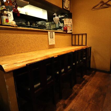 気さくな店主との会話を楽しめるカウンター席