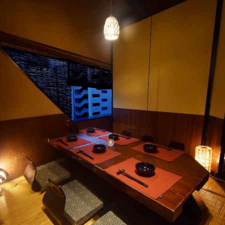 靠窗的horigotatsu私人房间是最受欢迎的房间之一。是可用于联欢、应酬等商务场景的包间。