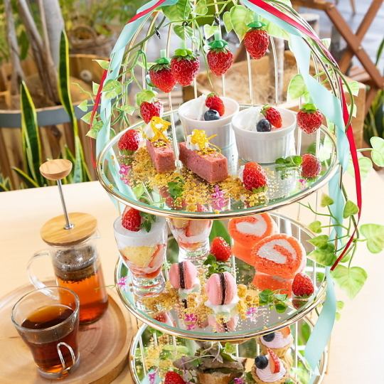 [11:00~12:00] <<Extra strawberries>> Strawberry picking afternoon tea set with all-you-can-drink tea 3,058 yen (tax included)