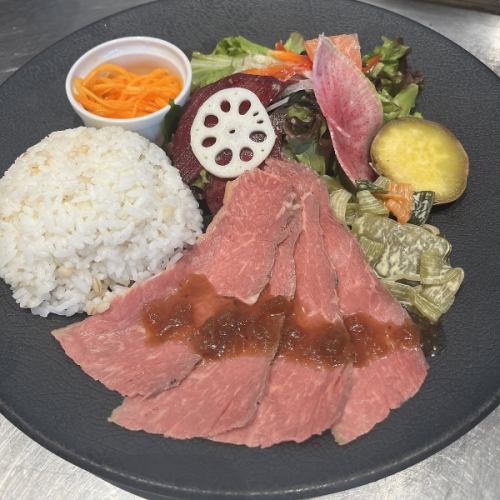 Lunch plate using fresh vegetables purchased from contracted farmers