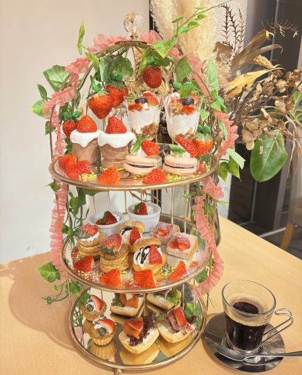 いちごのアフタヌーンティー 紅茶飲み放題付 3200円(税込)