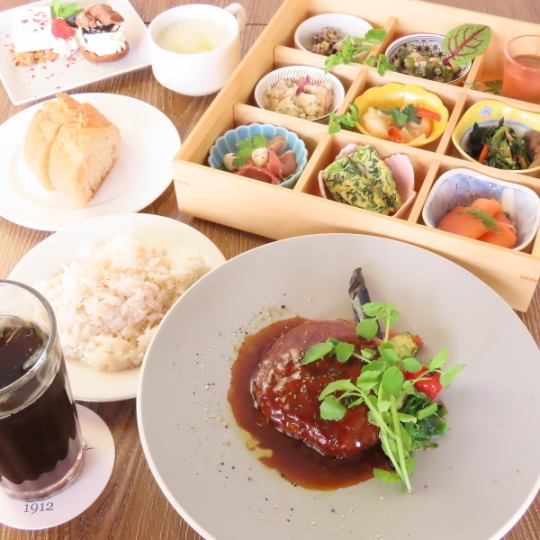[Lunch Reservation Only] Colorful 9-Compartment Set with Demiglace Hamburger Steak