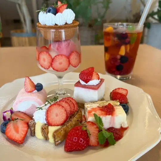 いちごのアフタヌーンティー 紅茶飲み放題付　3058円(税込)