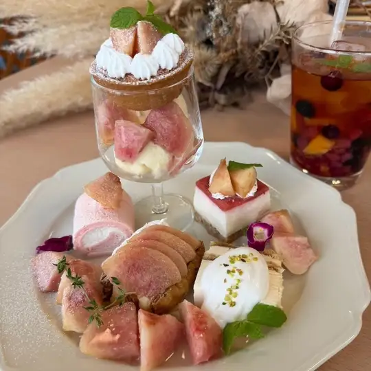 桃のアフタヌーンティー 紅茶飲み放題付　3058円(税込)