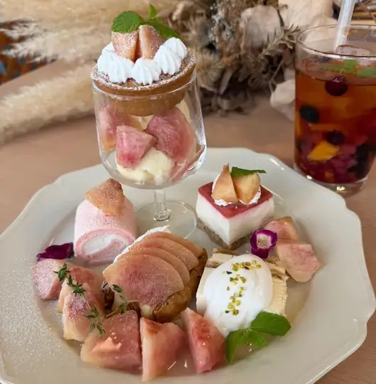 桃のアフタヌーンティー 紅茶飲み放題付　3058円(税込)