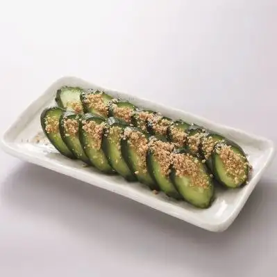 黃瓜在一個瓶子裡醃製