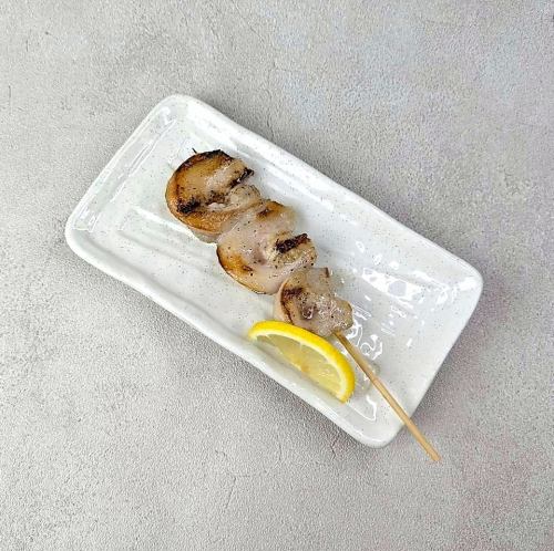 一份烤豬臉肉，佐以鹽和檸檬