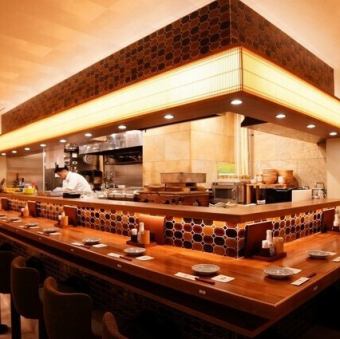 料理人が目の前で腕を振るう臨場感を楽しめるカウンター席。出来立てのお料理を味わえるのはもちろん、お一人様でも気軽にご利用いただけるお席です。