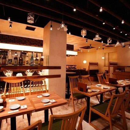 心地よい店内で木の温もりを感じながら寛ぎのひとときを