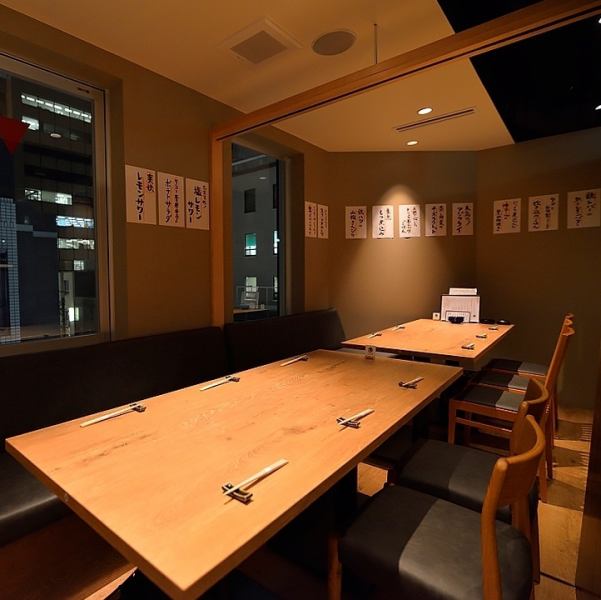 一边享用美味佳肴，一边享受成人高品质的酒会……★ 备有5人、7人、12人包房。套餐价格为5,000日元（含税），包含120分钟无限畅饮。#宴会 #日本料理 #居酒屋 如果您正在寻找肉类，请选择Fukuro♪如果您正在寻找居酒屋，请尝试Fukurou，品尝美味的日本料理和肉类！