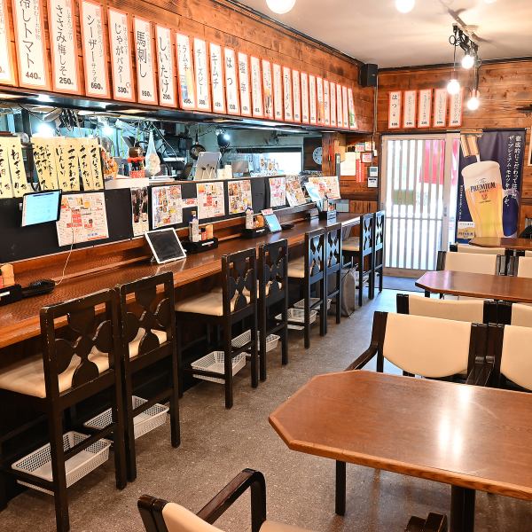 【気軽に立ち寄れるお店】藤崎で焼き鳥と一杯するならぜひ当店へ！店内は、地元の方や常連様で賑わうアットホームな雰囲気で、自慢の焼き鳥をお楽しみいただけます。お席は、カウンターやテーブル席、座敷を完備し、様々なシーンにおすすめ◎お一人様も大歓迎で、仕事終わりのサク飲みやしっぽり飲みにも◎お気軽にどうぞ♪