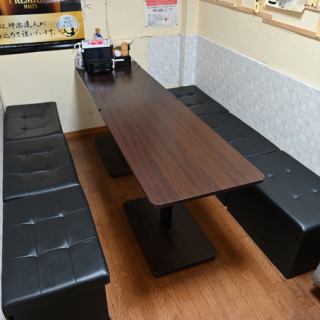 使い勝手の良いテーブル席。4名様用のお席を4席完備しています。女子会や会社宴会など様々なシーンに◎