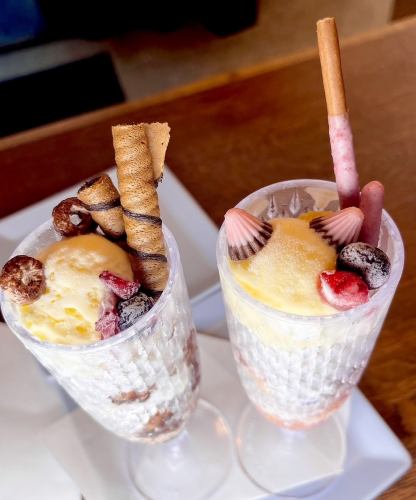 パフェ(チョコ・イチゴ)