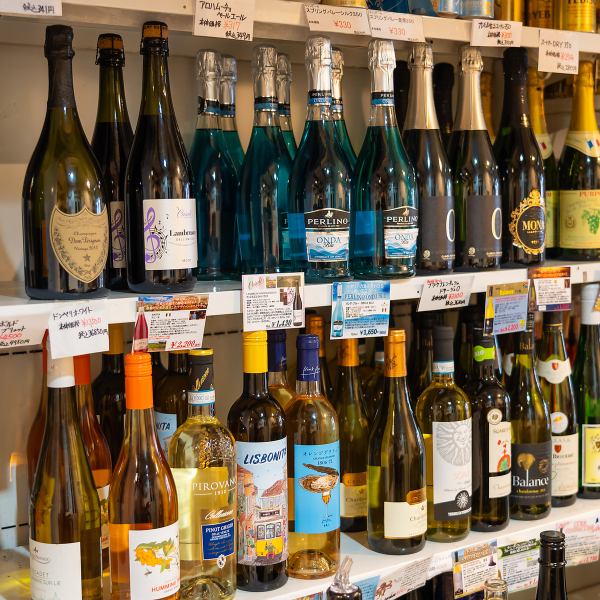 店内に並ぶワインと日本酒は圧巻の品揃え!お店の雰囲気を楽しみながら、料理と共に素敵なひとときをお過ごしください。美味しいお酒と食事が、特別な時間を演出します。お待ちしております!