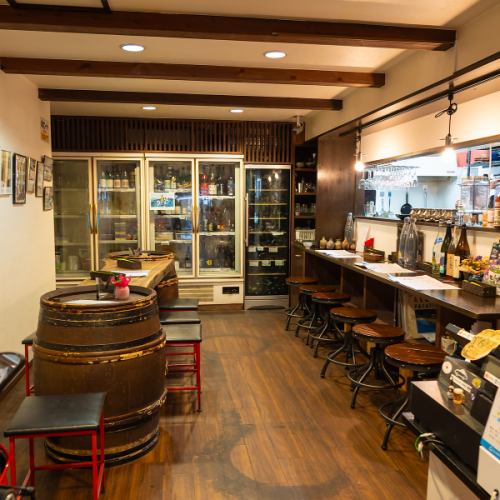 気軽に立ち寄れるカジュアルな空間で、美味しいお酒を楽しみながら、友人や家族とワイワイと楽しい時間をお過ごしください。お食事も充実しており、リラックスしたひとときを提供します!