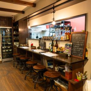 お一人様でも気軽に立ち寄れるカウンター席をご用意。スタッフとの会話を楽しめるアットホームな雰囲気が魅力です♪ ちょっと一杯飲みたい時にもぴったりの場所で、リラックスした時間をお過ごしください。