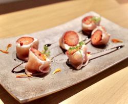 季節のフルーツとクリームチーズの生ハム包み