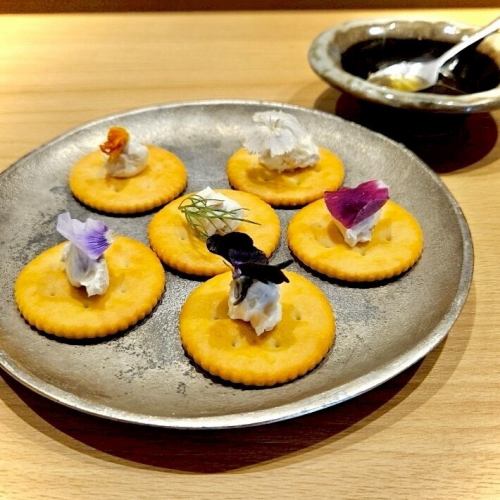 いぶりがっこクリームチーズとクラッカー