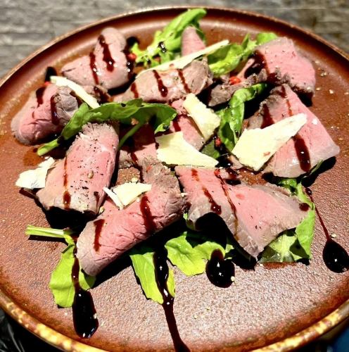 鹿モモ肉の自家製ハムとルッコラのサラダ仕立て
