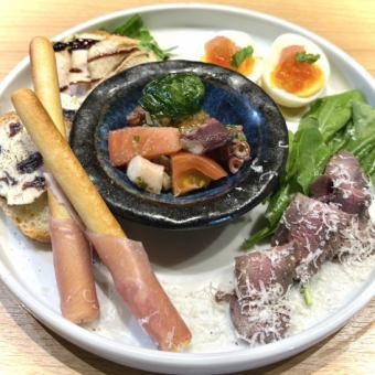 【秋の二次会プラン・ちょい飲みセット】前菜6種盛り＋お好きなドリンク二杯が税込1,980円！！