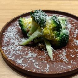 サクサク揚げブロッコリーにたっぷりパルミジャーノ