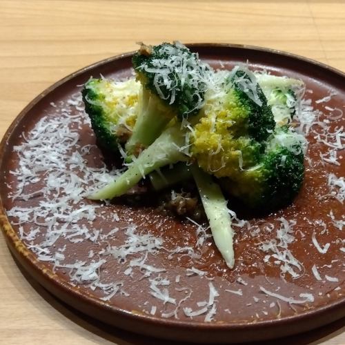 サクサク揚げブロッコリーにたっぷりパルミジャーノ