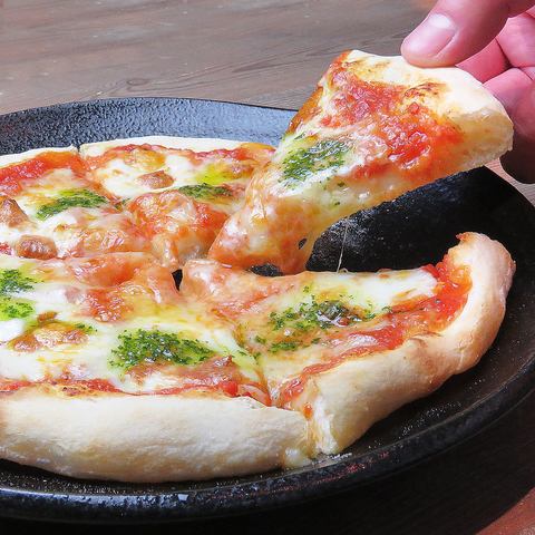 Popular in-store handmade pizza♪