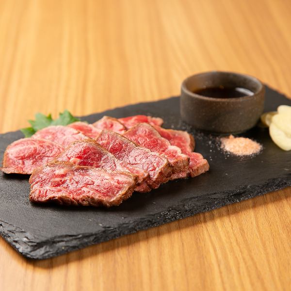 [Recommended by Tomozo! Refined umami and melt-in-your-mouth softness] Tataki of Iga beef 1,848 yen (tax included)