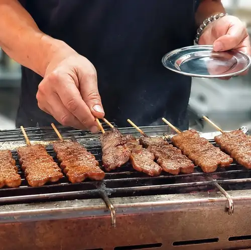 【大阪の名物料理】焼きたてジューシー！鶴橋の「牛串ホルモン焼き」を堪能♪