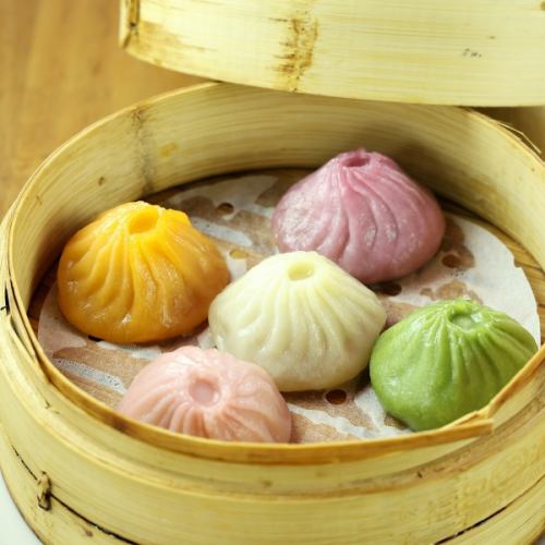 色鮮やかな「5色小籠包」は当店の人気メニュー♪