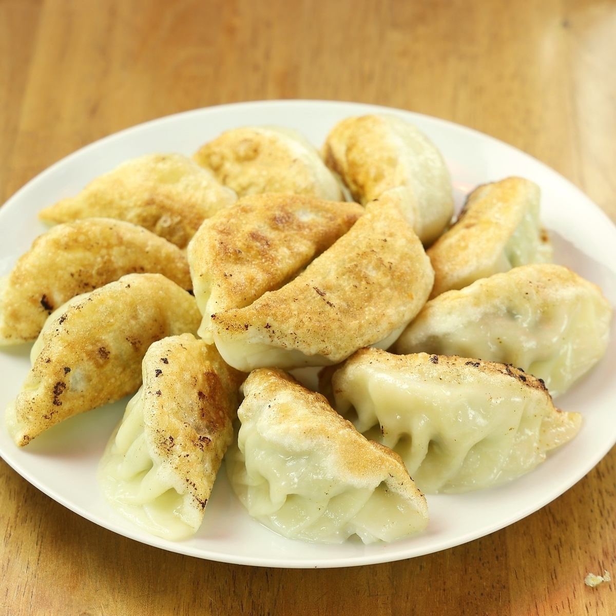 名物は餃子！お酒のお供にピッタリ！