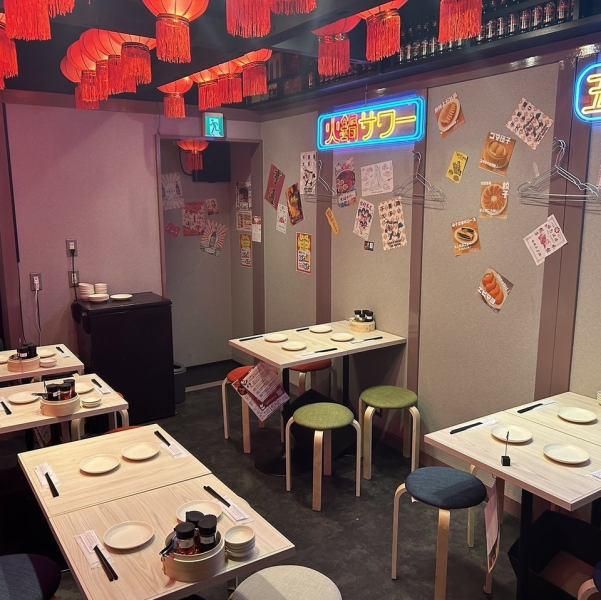華やかで楽しい中華ダイニングがテーマ◎喧騒を感じさせない落ち着いた空間で、ごゆっくりお過ごし下さい。飲み会や歓送迎会の宴会には、コース料理がおすすめです。様々な料理とお好みのドリンクを合わせてお楽しみください！広々としたテーブルいっぱいに、料理とドリンクを並べてたっぷりとご堪能ください。